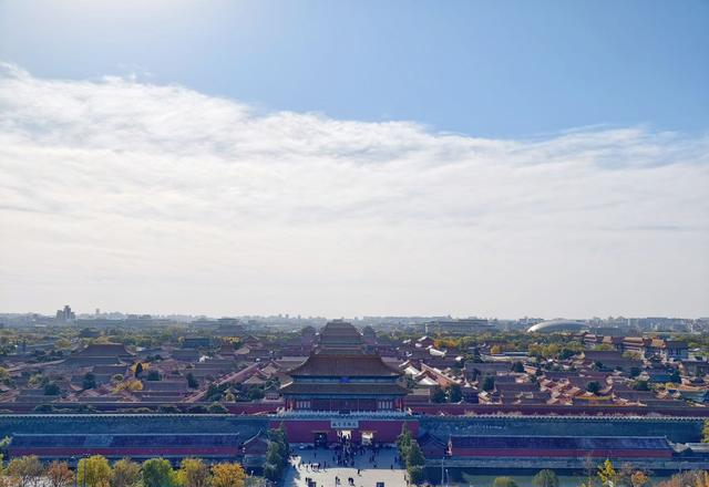 彩叶映红墙；景山公园迎来绚烂的最佳观赏期