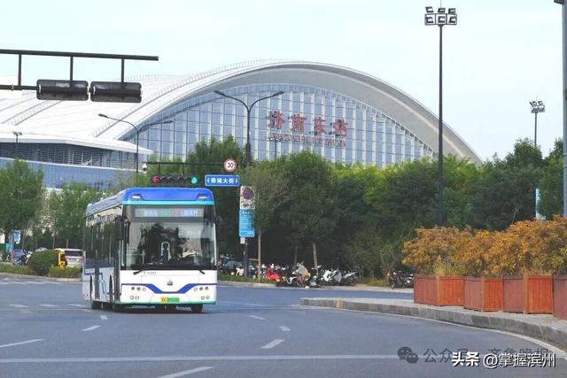 周杰伦抵达济南，“双向奔赴”画面曝光！演唱会最全交通指南来了