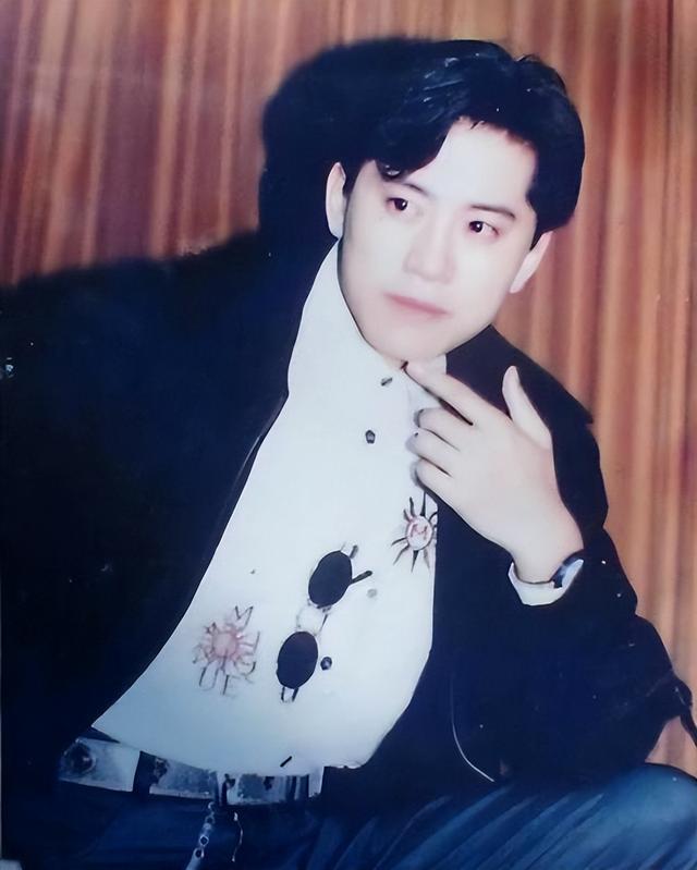 他8次上春晚，作死被捕入狱，如今56岁无人问津	，沦落到四处走穴