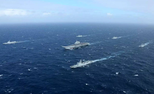 高市早苗吓坏了，日本向中国发出抗议后，辽宁舰北上直冲日本本土