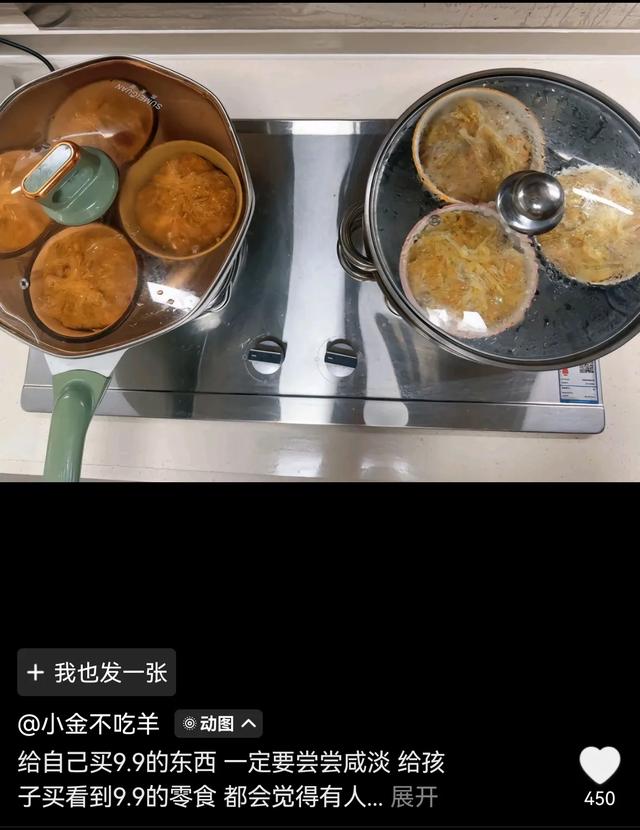 笑死了！女子喂烤肠店老板的狗吃烤肠，老板：那不干净，别给它吃