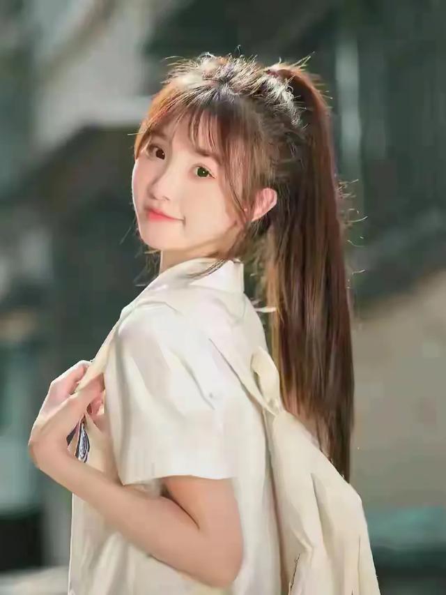 甘肃兰州一校花，楚楚动人，倾国倾城	，这气质堪称校园天花板