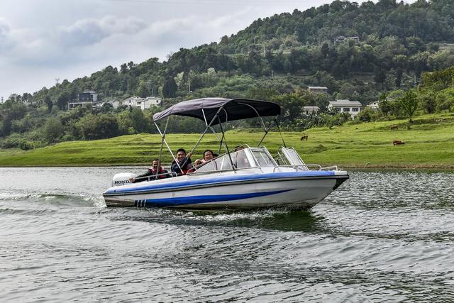 一半草色一半江水 三峡库区消落带春日焕新勾勒诗意田园画卷