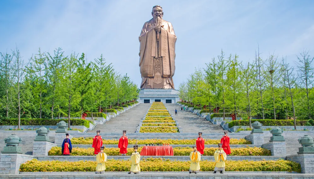 各位旅客，前方到站，济宁站！
