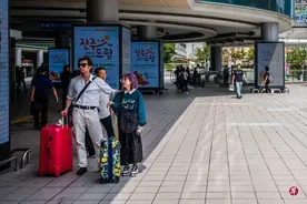 韩国明年推新措施 外国游客现场退税上限翻倍图片