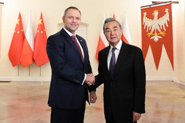 会谈刚落幕，美财长就变脸加税！中国反手把美国最想要的给了波兰