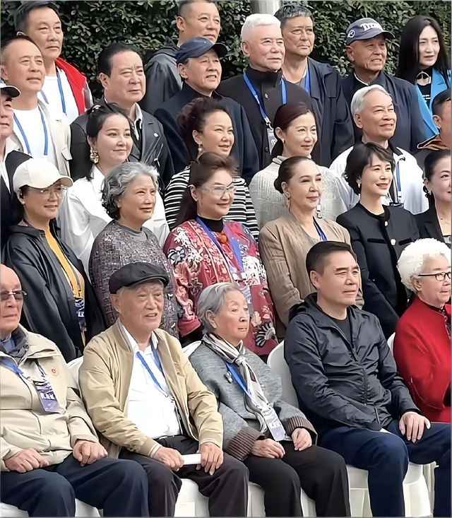 内娱这天，站位暴露江湖地位，唐国强张丰毅站一边，C位雷打不动