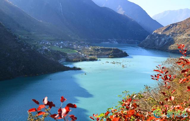 两江交汇碧波现