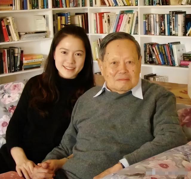杨振宁家庭情况曝光：三个儿女无人继承物理学，与翁帆关系也很好