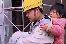 泪目了！18岁哥哥背4岁妹妹工地打工，知其原因后，网友直呼心疼图片