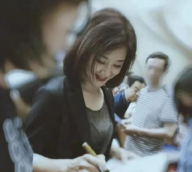 60岁宋祖英穿着大胆，一手草书写出了激情！