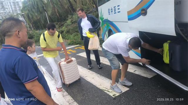 风雨同舟护客安！台风过境，海南旅游业暖心服务不打烊