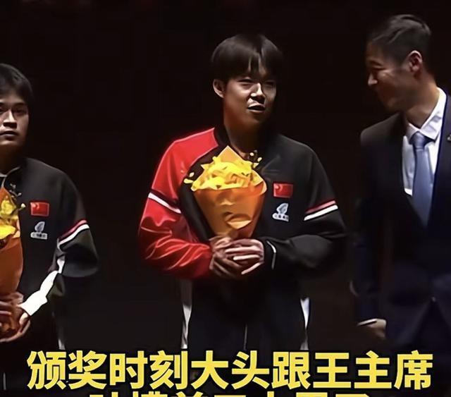 王楚钦男双夺冠后却一点都不高兴！王励勤上前关心，他只说了三字