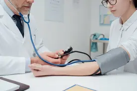 喝牛奶会引起高血压？医生直言：老年人稳定血压，关键在于怎么吃图片