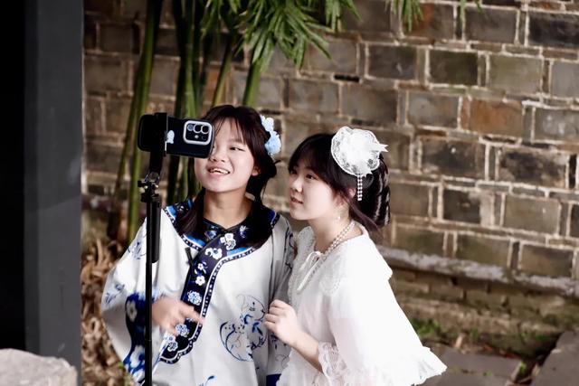 春景上新！市民游客竞相打卡阳明祠