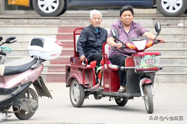 别再一禁了之！"老头乐"乱象背后，如何兼顾百姓需求与交通安全？