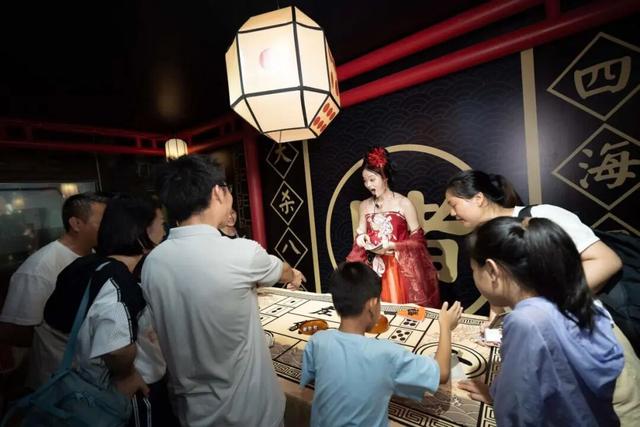 排队2小时，互动1分钟，年轻人“爱上”景区NPC