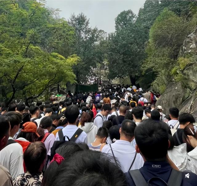 被“宰”、处处踩雷，过完国庆假打工人对旅游祛魅，可下次还想冲