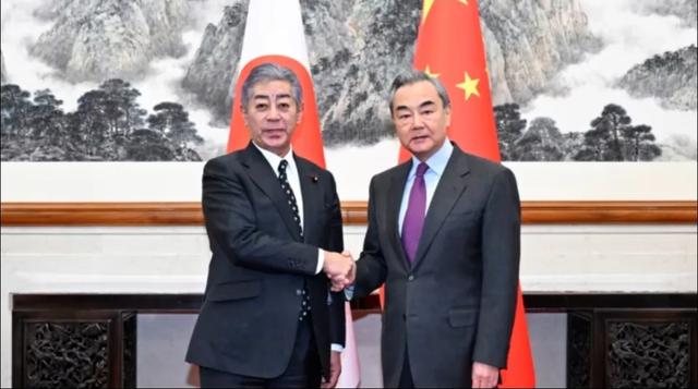 美日韩发布声明，不许中国做两件事，王毅反将一军，邻国开始行动