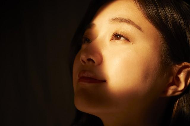 伤过的心如玻璃碎片：碎裂中折射出的坚韧与光芒