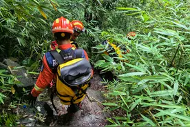 紧急救援！漳州一对情侣跌落山崖……图片