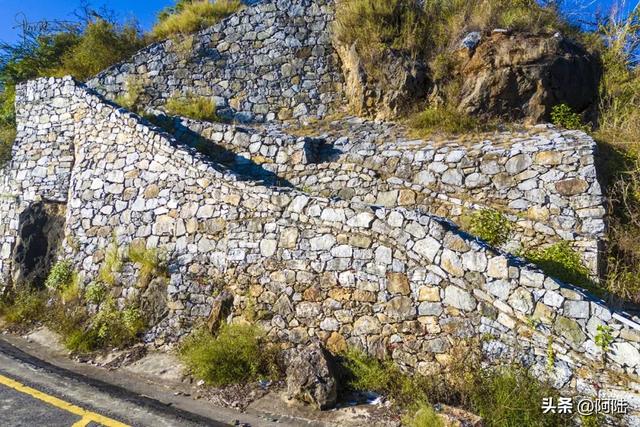 大理郊外的G214国道有个观景台，是只适合骑友去打卡的好去处