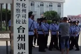 临海一男子花2万开假警校，一年骗近千万，逼真到真警察都快信了图片