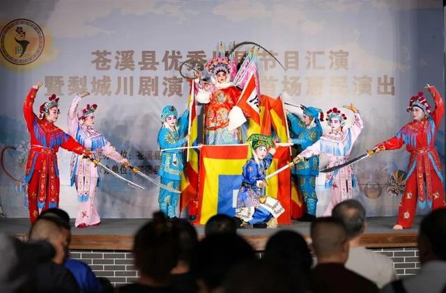 我夸秋天的苍溪一万遍，不及你来看一眼