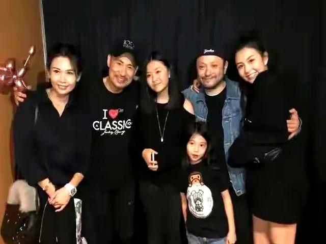 57岁邱淑贞游普陀山被偶遇，身材娇小苗条，打扮低调女神气质依然