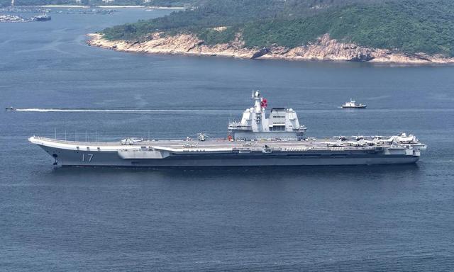 福建舰入列，老美哭丧着脸表示：不击沉它，我们都得跟着学用筷子