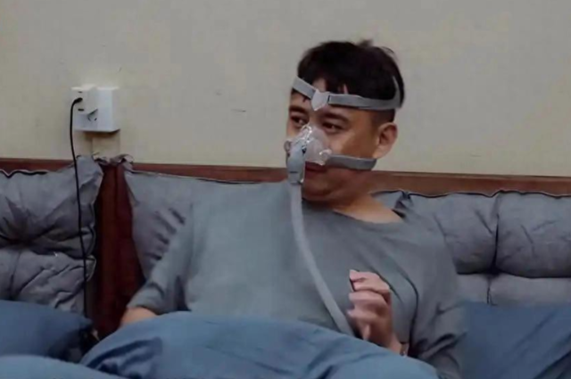还能活多久？53岁黄磊戴呼吸机才敢睡觉，每天一把药 后事早已交代