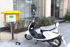 电动车电池充电，几个小时才能充满？亮绿灯后要多久才能拔电源？图片