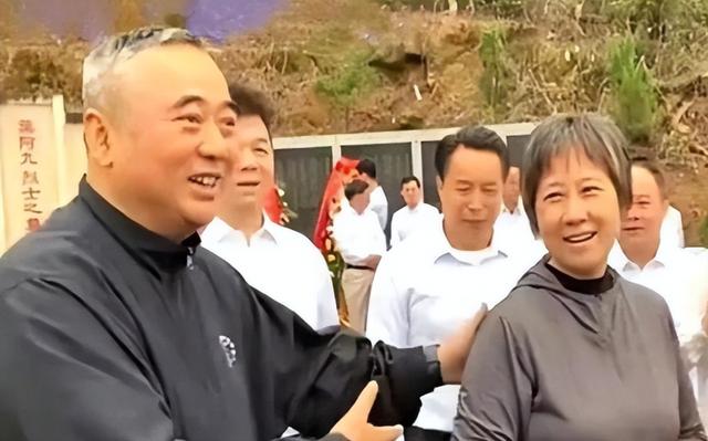 李鹏总理儿媳罕见留影，五官端正长相大气，爷爷功勋卓著比肩元帅