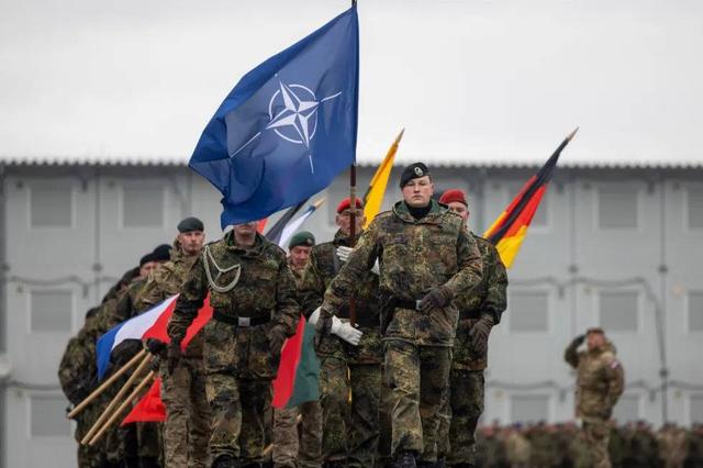 英国真敢出兵？一边军费缺口280亿	，一边砸2亿为出兵乌克兰铺路！