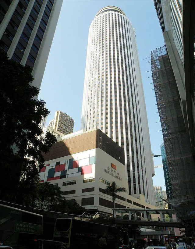 香港富豪：向美国捐1亿，又给大陆砸670亿，竟被李嘉诚“威胁”