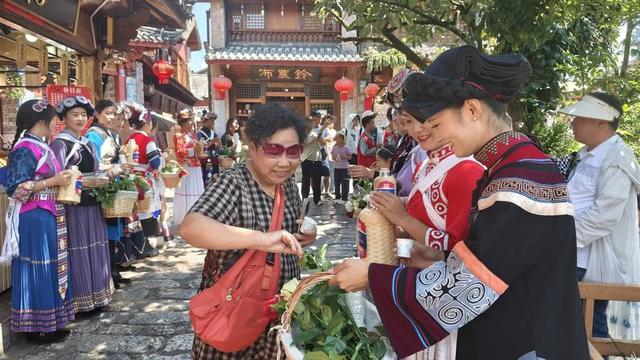 【20度的丽江】喝着咖啡逛古城！在丽江古城感受“有一种叫云南的生活”