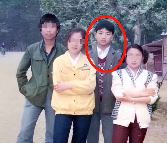 刘强东给老家送年货现场曝光，令人恶心的一幕出现，当场被人制止