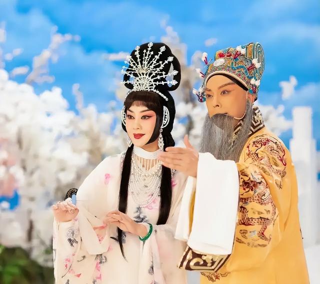 至今未婚未育，身边却有男人陪了近27年！59岁的她才是人间清醒