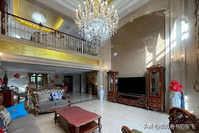 杨振宁走后1个月, 翁帆搬离别墅, 带走34箱东西, 那是她全部的财产