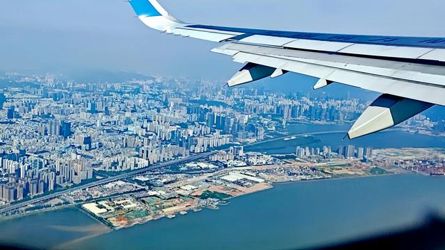 从飞机窗外高空俯瞰深圳和珠海，真的太漂亮了！