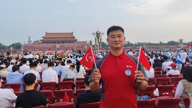 千亿总裁没去，多名员工却受邀出席阅兵观礼，这家公司凭什么？