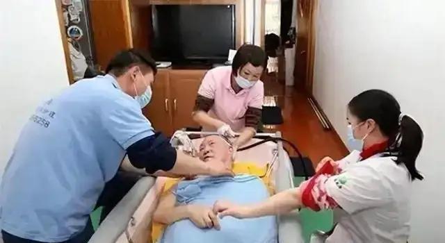 陕西女子专为老人提供服务，500元一次，常抱怨：身上全是烂疮