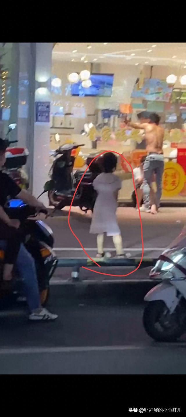 男女闹市街头不雅行为，男子抽烟很享受，现场围观者还有很多儿童
