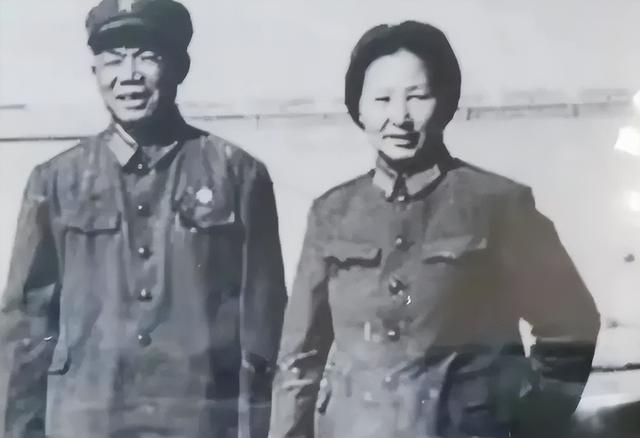 韩先楚的夫人有多美？这是1970留影，她50岁，皮肤白皙，气质非凡
