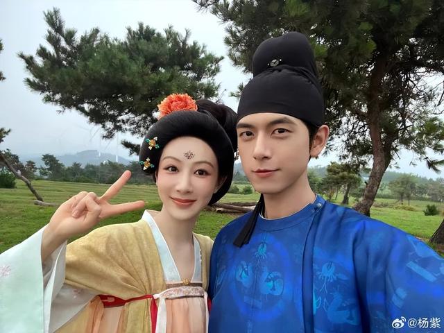 杨紫晒出和李现、张雅钦的合照