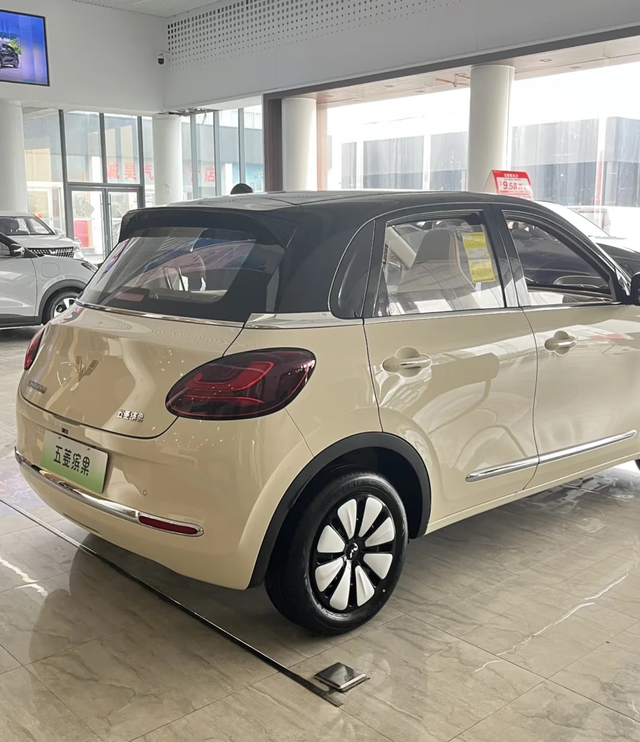 “价格屠夫”再出手！五菱缤果一周内降价8000，小型电车市场洗牌