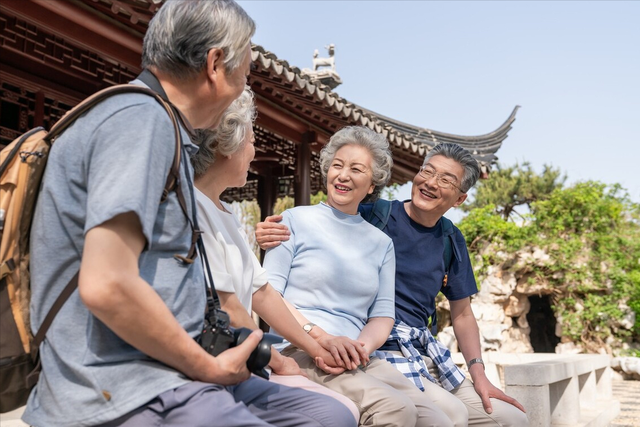 银发族不贪便宜了！退休阿姨迷旅游，61-65岁人群出游增速达58%