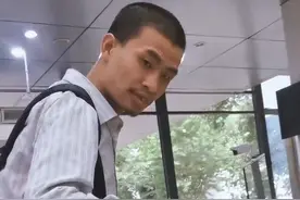 韦神近照曝光！新装扮名牌新衣、新鞋笑容满面，网友:这是恋爱了?图片