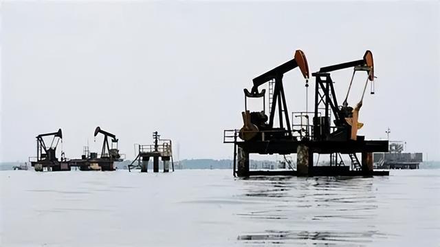 美航母舰队进战位，委电话打到北京，救不救马杜罗？王毅斩钉截铁