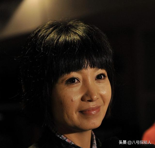 她连上5次春晚，私下却和恩师同居怀孕被骗流产，今57岁依然单身